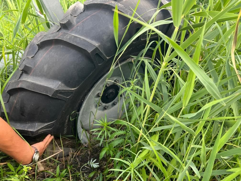 林甸縣一處大型噴灌設備癟了的輪胎。新華社記者董寶森攝