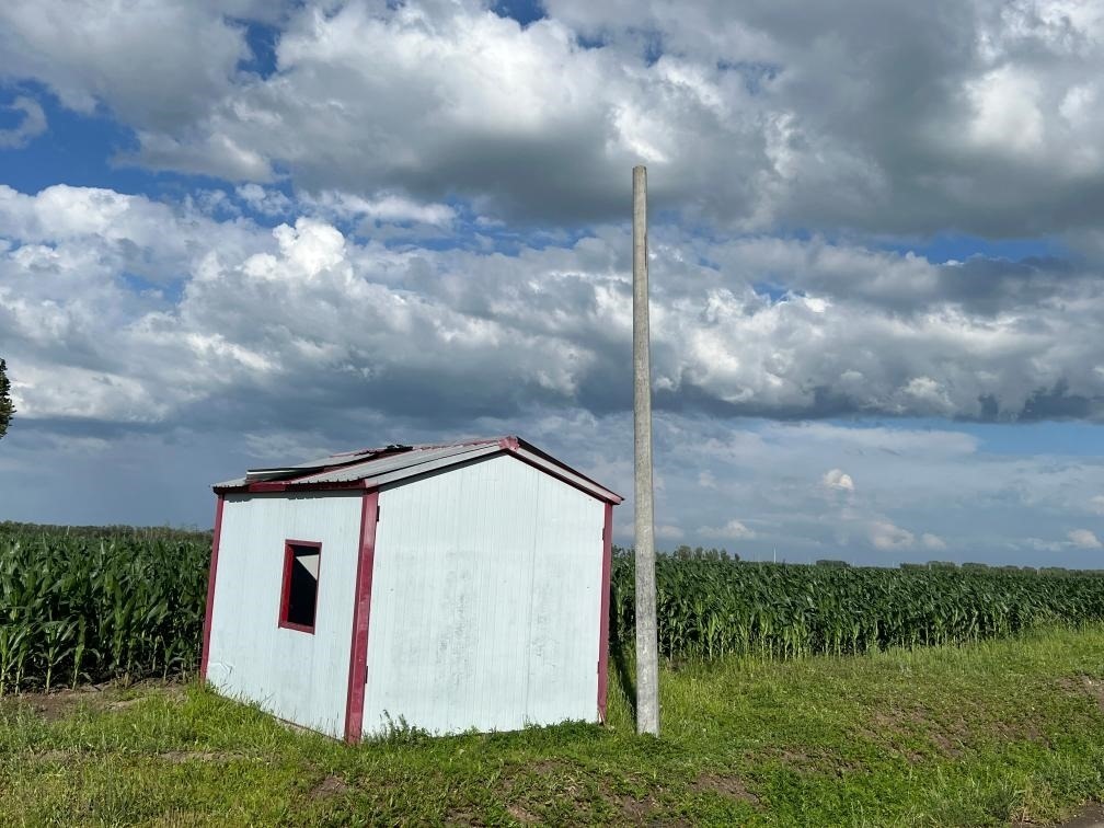 林甸縣一處保護水源井的鐵皮房出現(xiàn)破損，未見配套設備。新華社記者董寶森攝