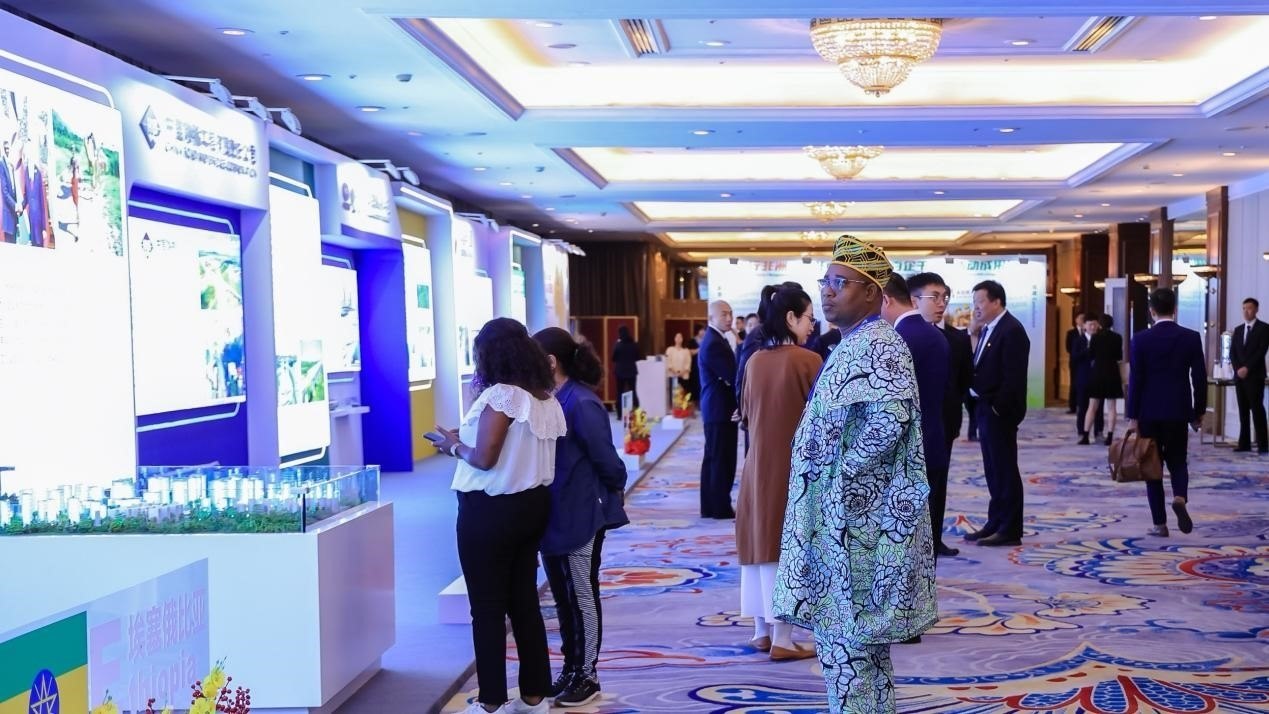 與會(huì)嘉賓參觀主題展覽。主辦方供圖