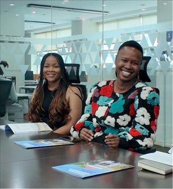 支隊(duì)成員在CGTN非洲總站與當(dāng)?shù)赜浾呓涣?。穆瑞瑩攝