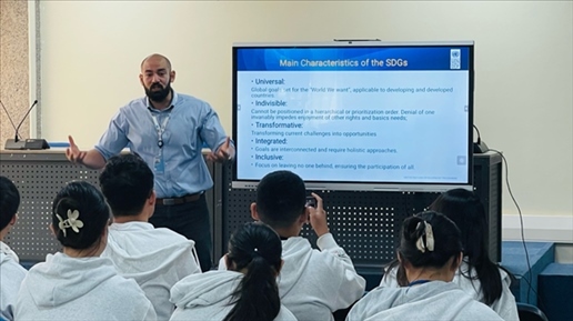 聯(lián)合國內(nèi)羅畢辦事處的工作人員為支隊(duì)成員講解可持續(xù)發(fā)展目標(biāo)。林源攝