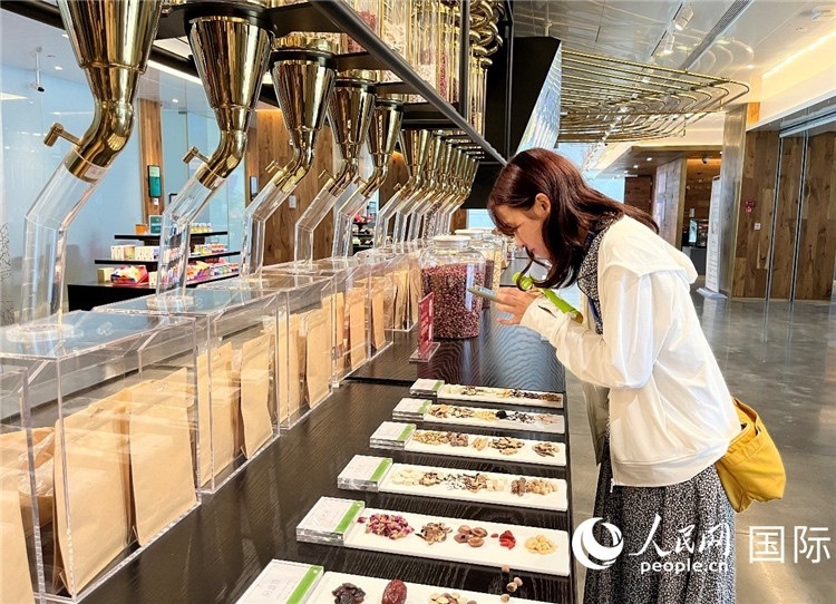 4. 代表團(tuán)團(tuán)員對新中式茶飲的食材充滿興趣。（人民網(wǎng)記者陳思 攝）