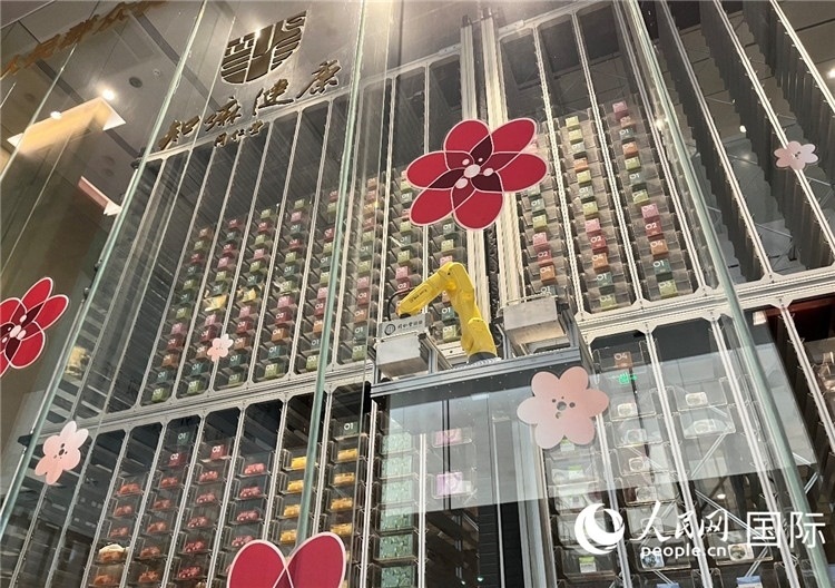 6. 機(jī)械臂正在取貨。（人民網(wǎng)記者陳思 攝）