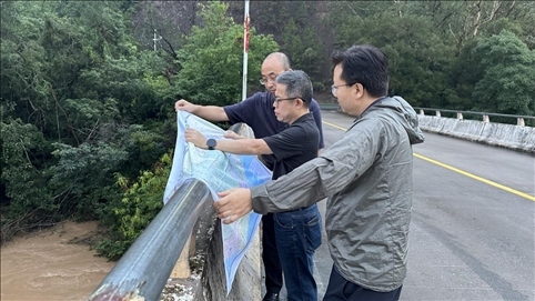 珠江委工作組在三河鎮(zhèn)三河大橋進行防洪工程調度工作。 水利部供圖