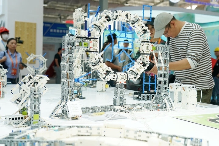 2024年9月11日，記者在服貿(mào)會首鋼園區(qū)教育服務(wù)館采訪。新華社記者 張晨霖 攝