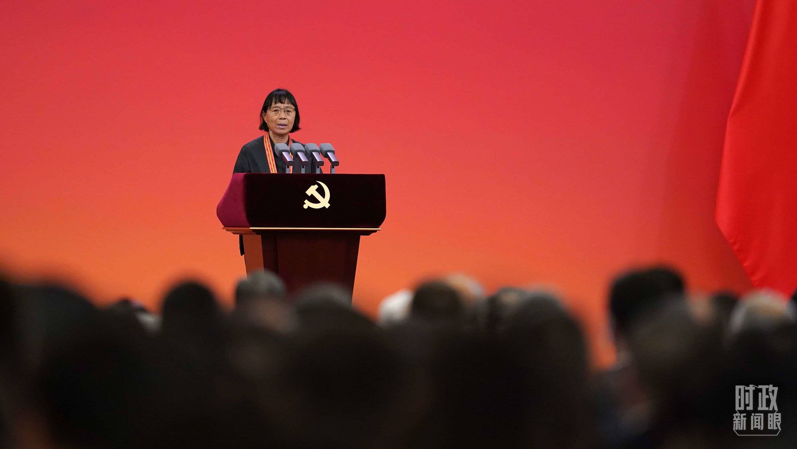  △2021年6月，幫助數(shù)千名貧困山區(qū)女孩圓夢大學的人民教師張桂梅，代表“七一勛章”獲得者發(fā)言。（總臺國廣記者李晉拍攝）