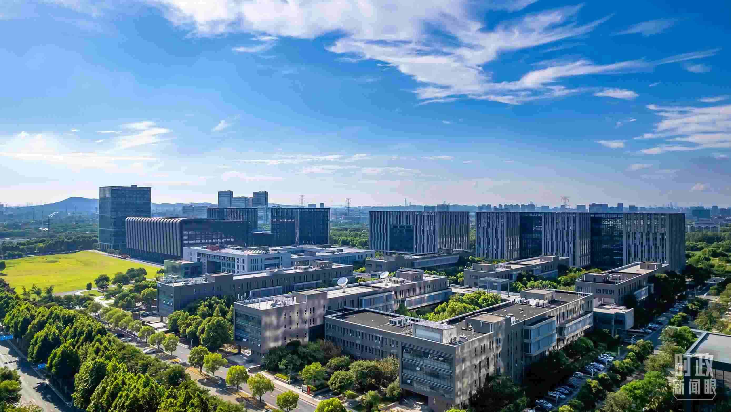  △2023年7月，習近平調(diào)研南京紫金山實驗室，強調(diào)要為實現(xiàn)高水平科技自立自強立下功勛。（圖/視覺中國）