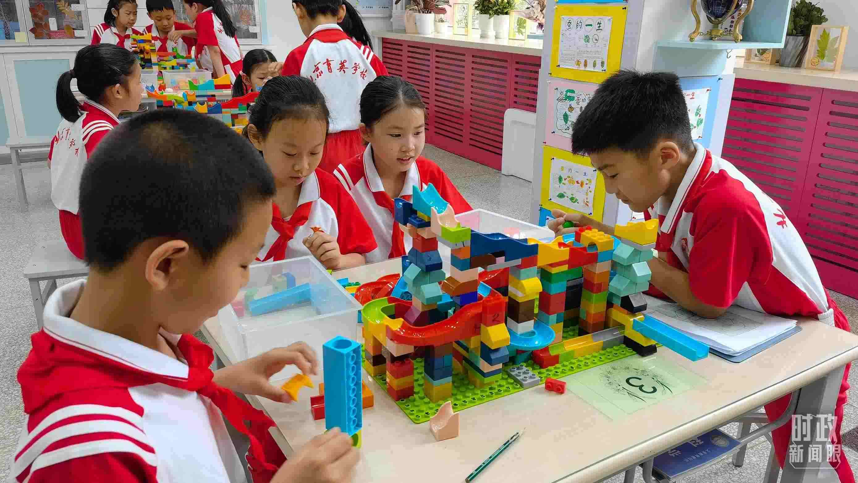  △這是北京育英學校的科學教室。2023年5月，習近平在這里調(diào)研時，希望同學們從小樹立“科技創(chuàng)新、強國有我”的志向。（總臺央視記者石丞拍攝）