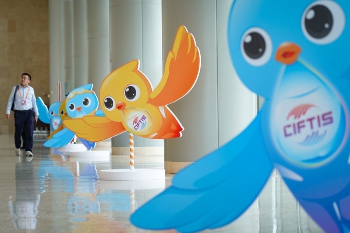 2024年9月11日在國家會議中心拍攝的服貿(mào)會吉祥物“福燕”形象。新華社記者 陳鐘昊 攝