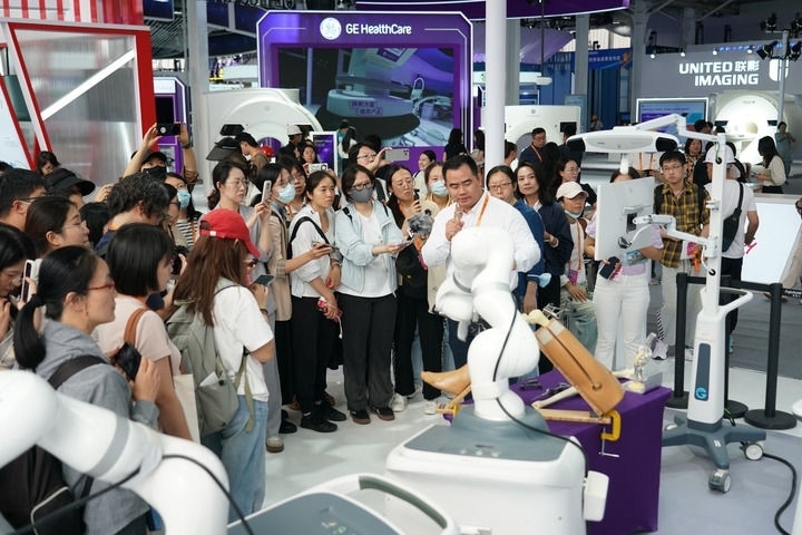 2024年9月11日，記者在服貿(mào)會首鋼園區(qū)健康衛(wèi)生服務(wù)館采訪。新華社記者 張晨霖 攝