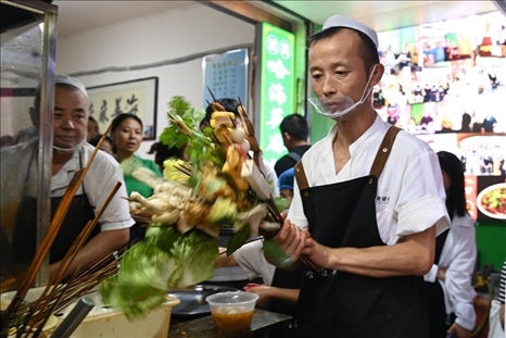 店員準(zhǔn)備制作天水麻辣燙。新華社記者 范培珅 攝
