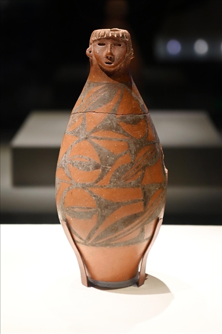 大地灣出土的人頭形器口彩陶瓶。新華社記者 范培珅 攝