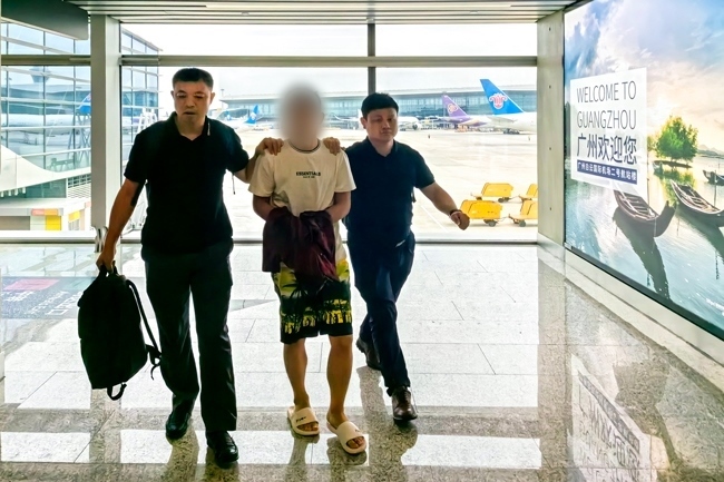 一名潛逃柬埔寨的犯罪嫌疑人被押解回國(guó)。公安部供圖