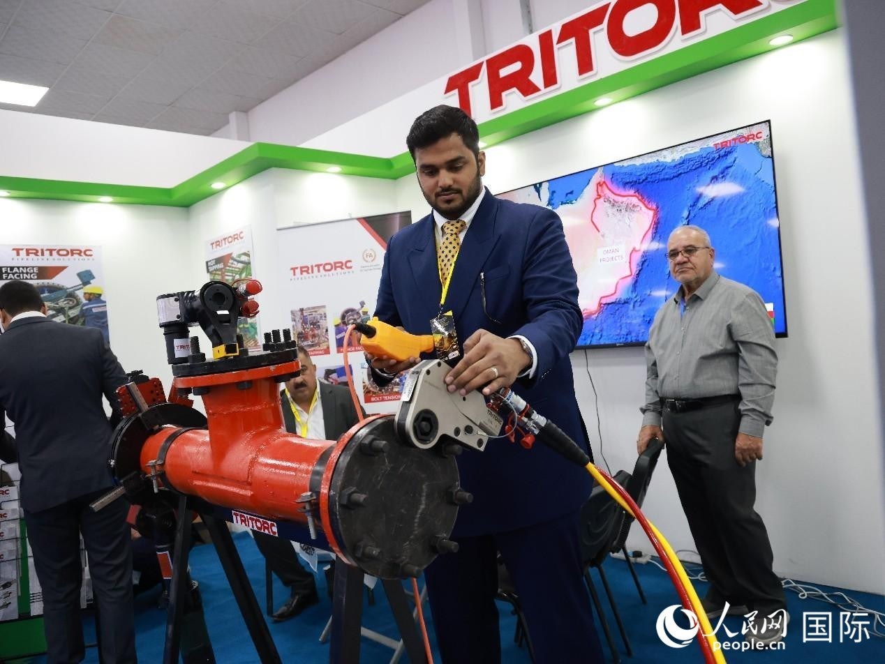 圖為一家油企工作人員在演示儀器操作。人民網(wǎng)記者管克江攝