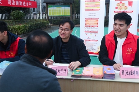 2022年11月9日，在杭州市臨安區(qū)太陽鎮(zhèn)上太陽村，臨安區(qū)太陽司法所所長方凱（右二）現(xiàn)場解答法律問題。 新華社記者 徐昱 攝