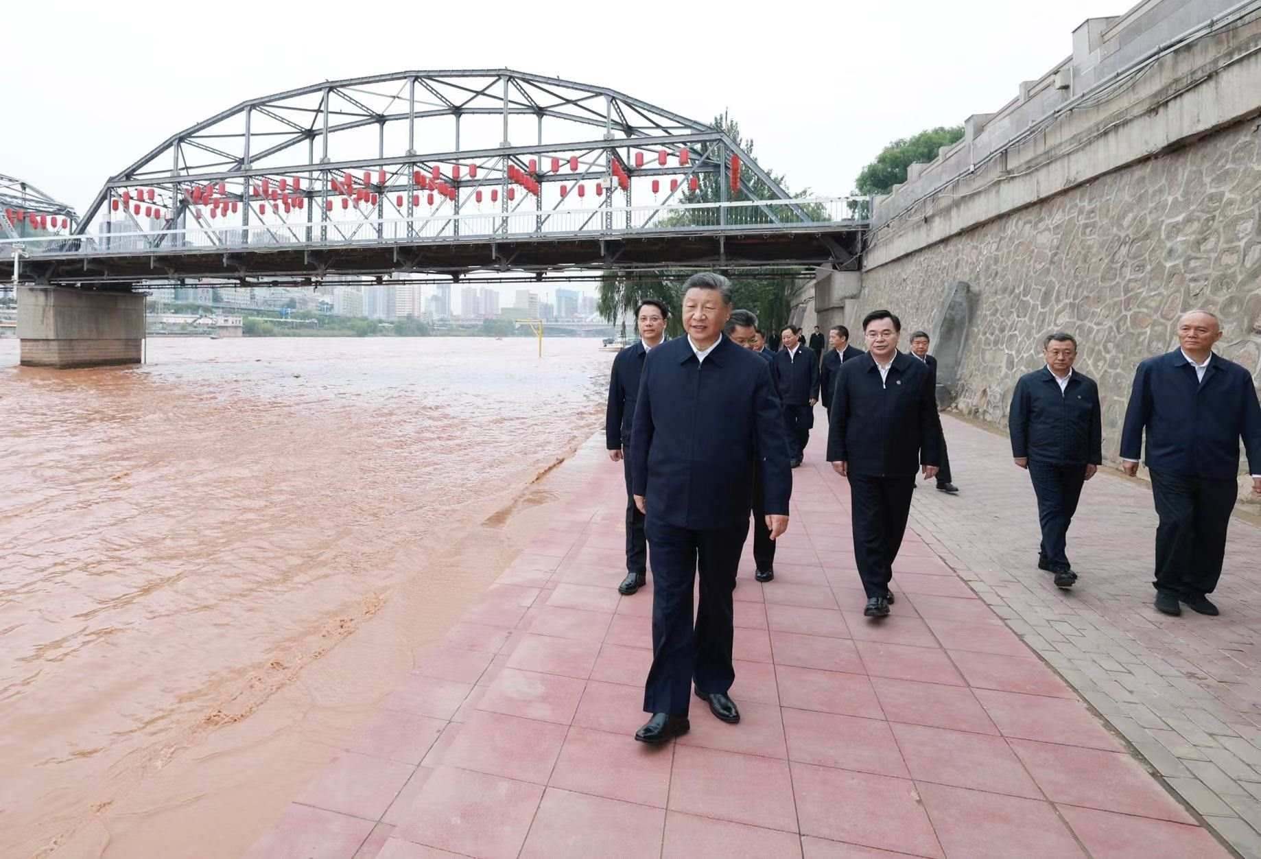 △9月11日下午，甘肅蘭州市黃河蘭州中山橋段，習(xí)近平總書(shū)記了解當(dāng)?shù)赝苿?dòng)黃河流域生態(tài)保護(hù)等情況。