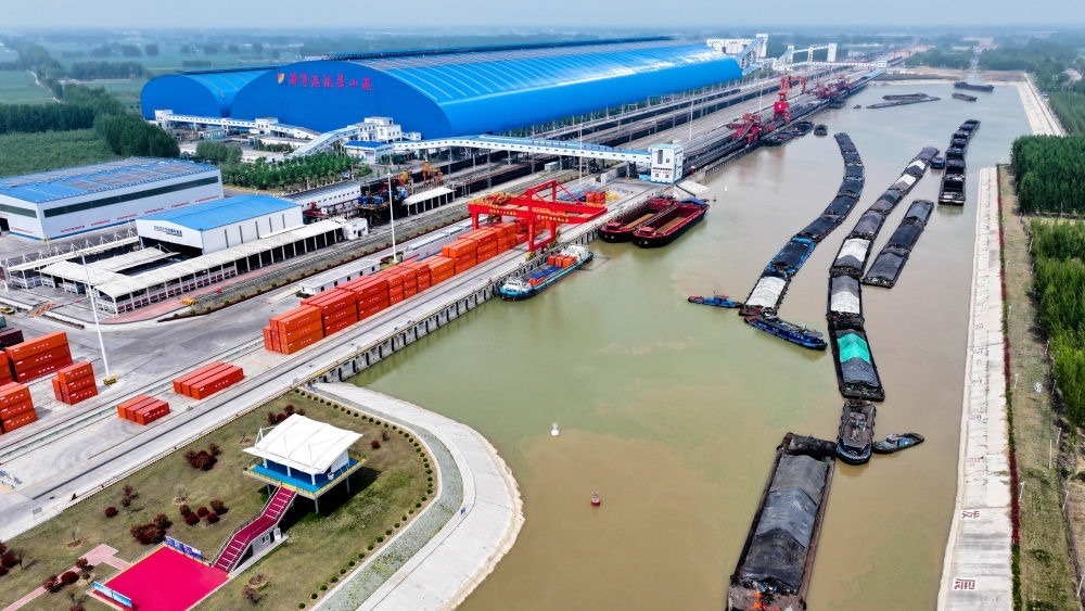 2024年4月24日，船舶行駛在山東濟寧港航梁山港航道上（無人機照片）。近年來，山東省加快構建沿黃陸海大通道，有效促進黃河流域各省區(qū)物流降本增效，實現(xiàn)更高水平對外開放。