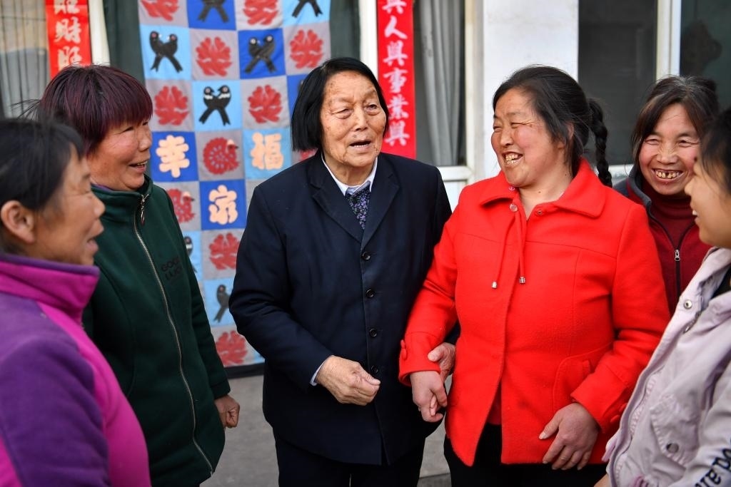 2019年3月23日，申紀(jì)蘭（左三）在山西省平順縣西溝村與村民分享全國兩會(huì)精神。新華社記者 曹陽 攝