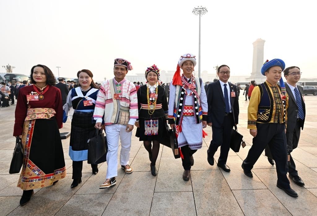 2023年3月5日，第十四屆全國人民代表大會(huì)第一次會(huì)議在北京人民大會(huì)堂開幕。這是全國人大代表走向會(huì)場。新華社記者 陳益宸 攝