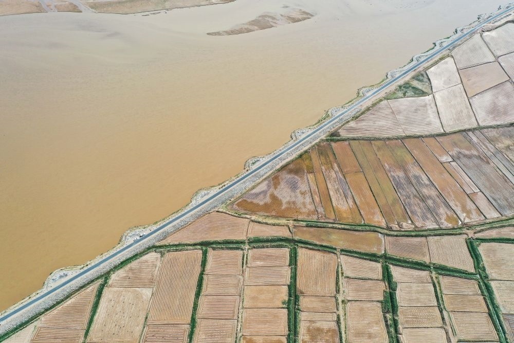 2024年5月26日在內(nèi)蒙古巴彥淖爾市臨河區(qū)拍攝的黃河（無人機照片）。巴彥淖爾市位于黃河“幾字彎”北端，擁有富饒的河套灌區(qū)，引黃灌溉面積達1000多萬畝。近年來，在引黃灌溉工程支撐下，河套灌區(qū)年均糧食總產(chǎn)量達60億斤以上。