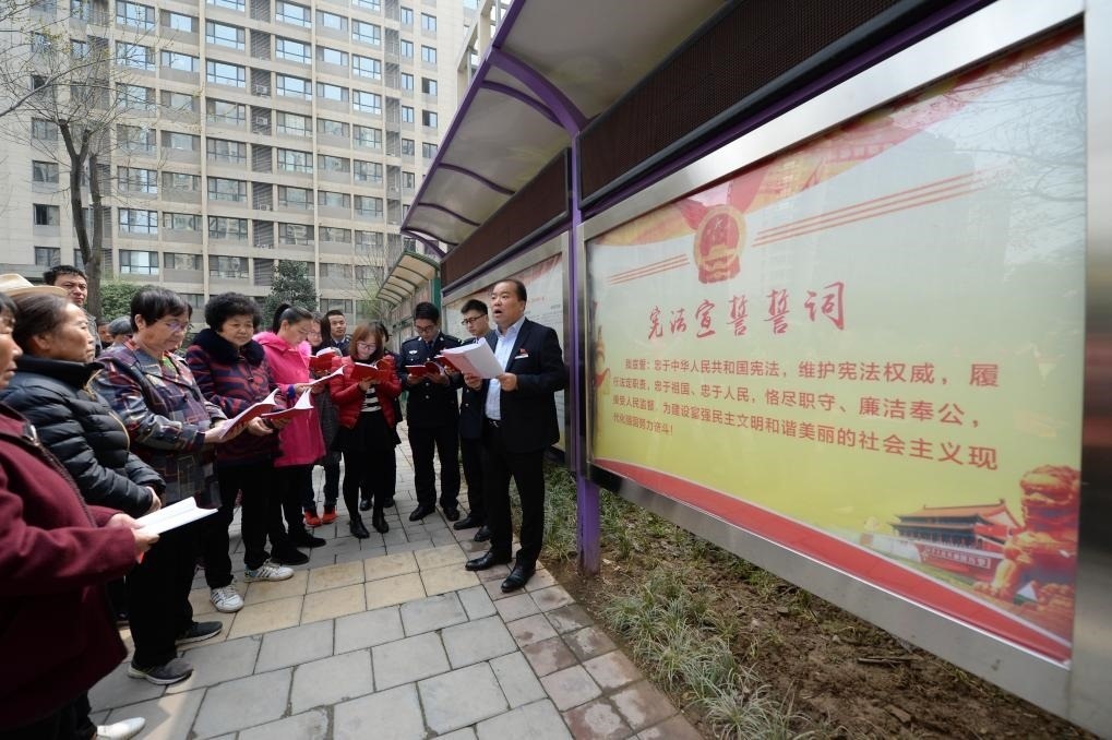 2018年3月20日，陜西寶倫律師事務(wù)所專職律師白銀濤（右一）在西安華遠(yuǎn)君城社區(qū)宣傳憲法知識(shí)。新華社記者 李一博 攝