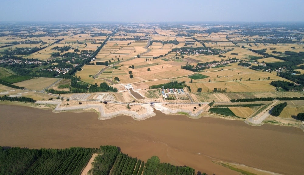 2024年6月19日，位于黃河高青段的馬扎子引黃閘開閘引水（無人機照片）。5月1日至6月18日，山東省累計啟用引黃閘63座，引黃河水量10.06億立方米，保障農(nóng)業(yè)灌溉需求。