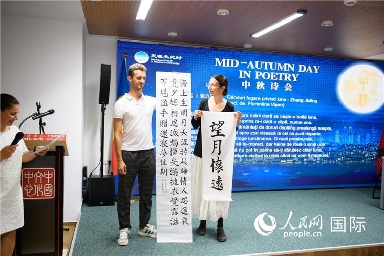 現(xiàn)場(chǎng)的羅馬尼亞書法愛好者書寫并展示作品。傅永山攝