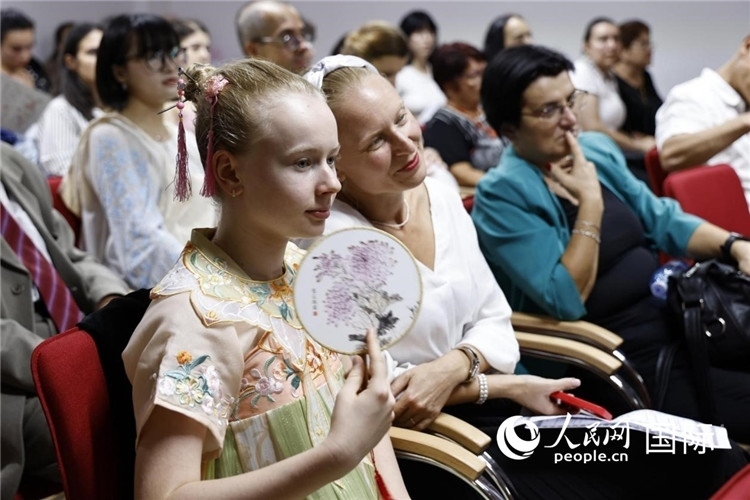 現(xiàn)在嘉賓觀看表演。傅永山攝