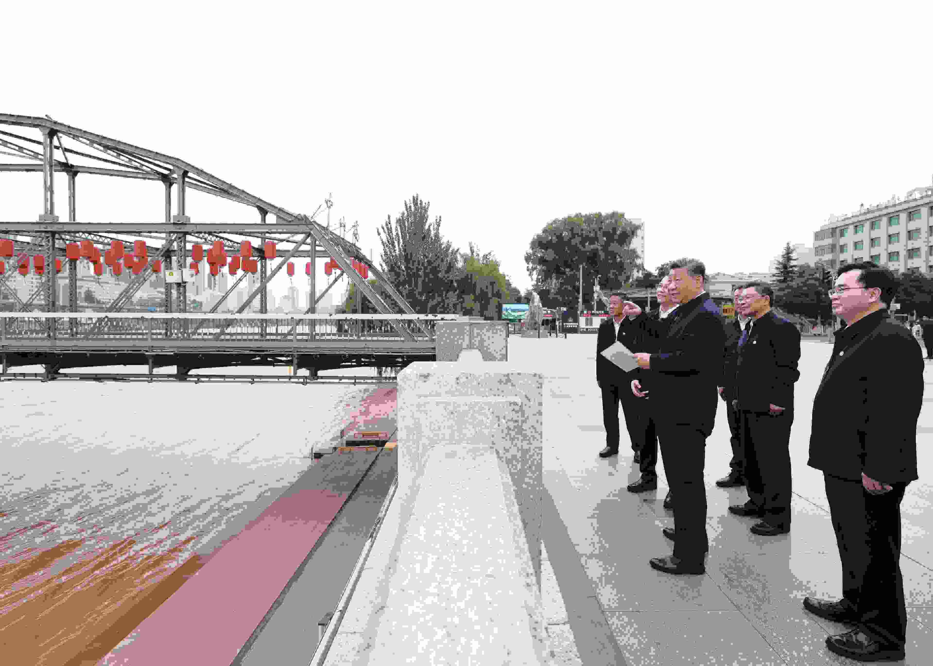 △ 2024年9月11日，習近平總書記來到甘肅省蘭州市黃河蘭州中山橋段，了解當?shù)赝苿狱S河流域生態(tài)保護情況。