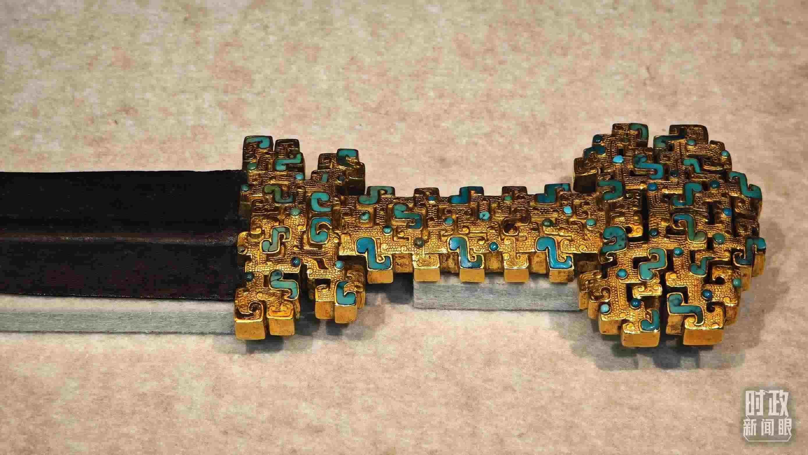 △這是1992年寶雞市益門二號墓出土的金柄鐵劍，劍柄嵌有綠松石。（總臺央視記者彭漢明拍攝）