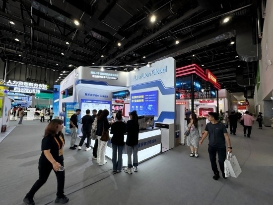 觀眾在展區(qū)了解相關(guān)金融服務(wù)。人民網(wǎng)記者 黃盛攝