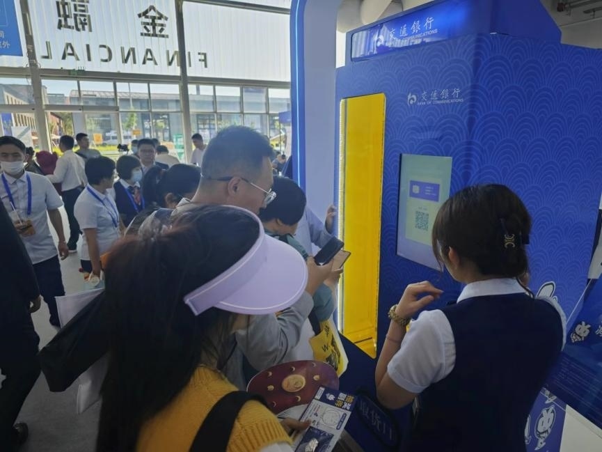 觀眾在金融服務(wù)展區(qū)體驗(yàn)數(shù)字人民幣購物。人民網(wǎng)記者 黃盛攝