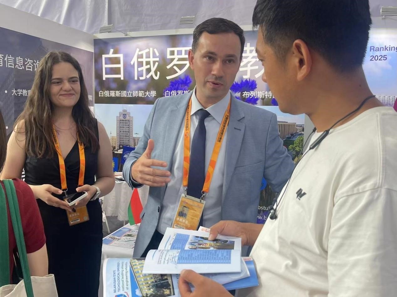 觀眾在展臺(tái)咨詢。人民網(wǎng)記者 何旭攝