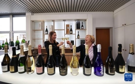 9月13日，在法國(guó)蘭斯附近的希尼萊羅斯，人們?cè)诩氧畞喛偛肯碛孟銠壘啤Ｐ氯A社記者 高靜 攝