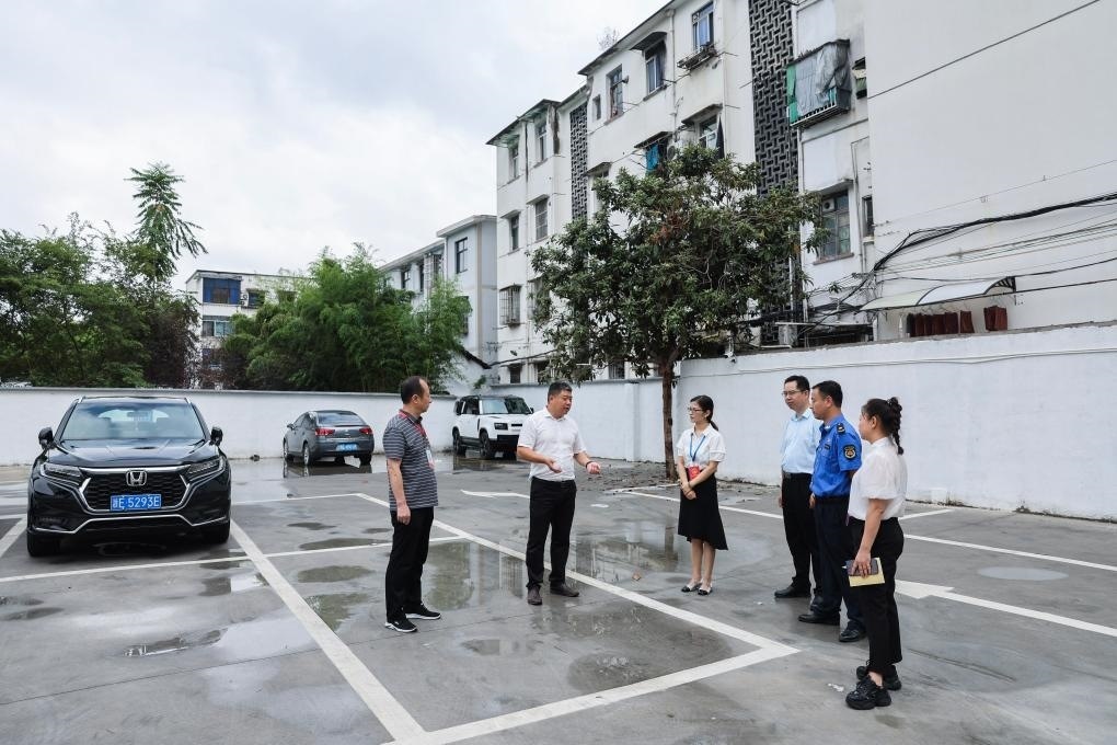 2024年9月11日，在浙江省湖州市，湖州吳興區(qū)人大代表、人大飛英街道工委代表及塔下街社區(qū)代表前往已改建的一處停車場進行實地調研，監(jiān)督該改建項目的完成情況。新華社記者 徐昱 攝