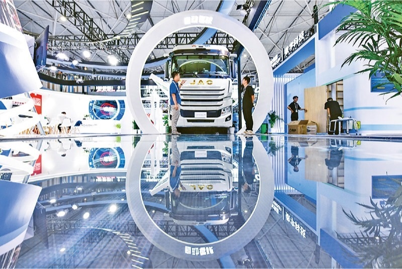 黨的二十屆三中全會提出，加快構(gòu)建促進(jìn)數(shù)字經(jīng)濟(jì)發(fā)展體制機(jī)制，完善促進(jìn)數(shù)字產(chǎn)業(yè)化和產(chǎn)業(yè)數(shù)字化政策體系。2024年8月28日至30日，2024中國國際大數(shù)據(jù)產(chǎn)業(yè)博覽會在貴州貴陽舉辦。圖為工作人員在介紹無人駕駛重型卡車。 新華社記者 楊文斌/攝