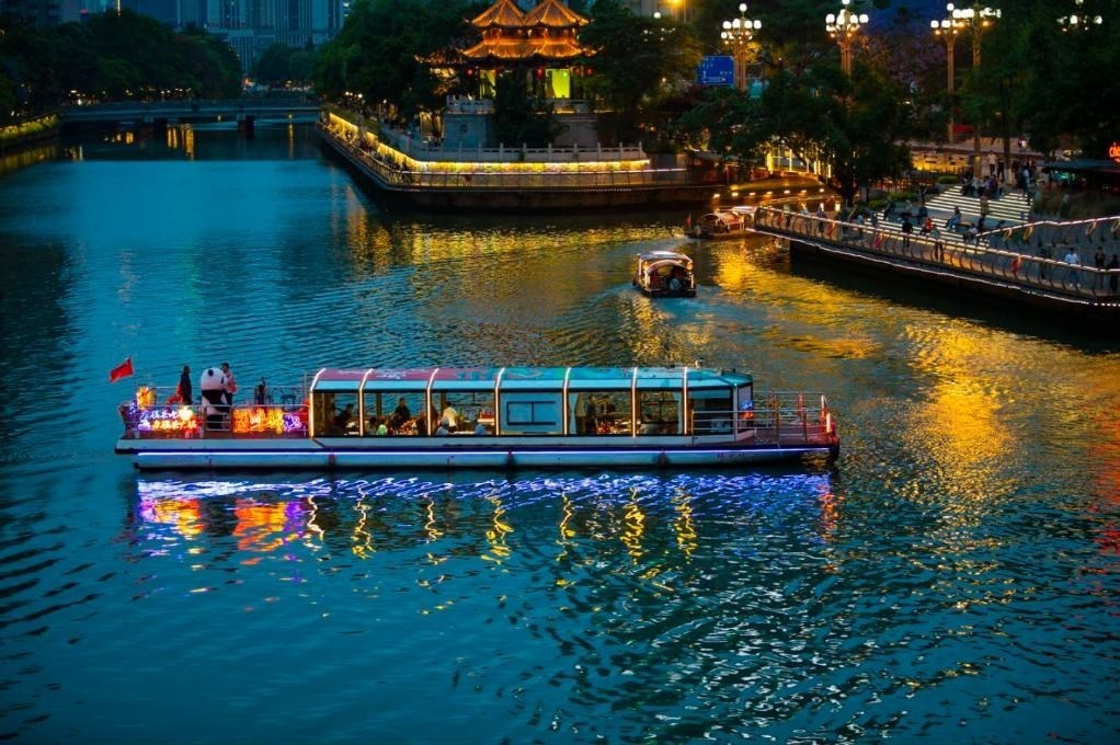 成都“夜游錦江”火鍋船。（唐斌治 攝）