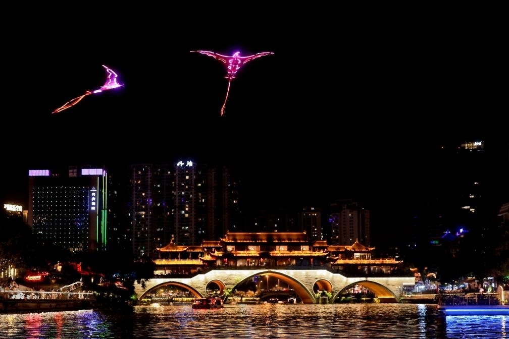 成都“夜游錦江”低空飛行裝置與游船伴飛。（唐斌治 攝）