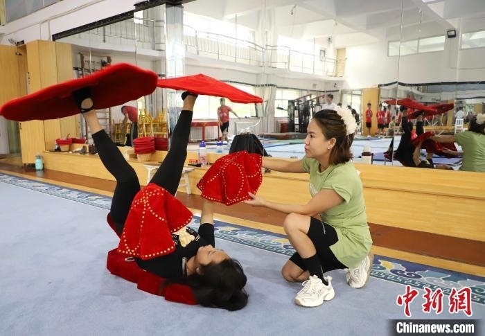 9月13日，來(lái)自老撾的紅姆(右)指導(dǎo)學(xué)員雜技動(dòng)作。 馬天龍 攝