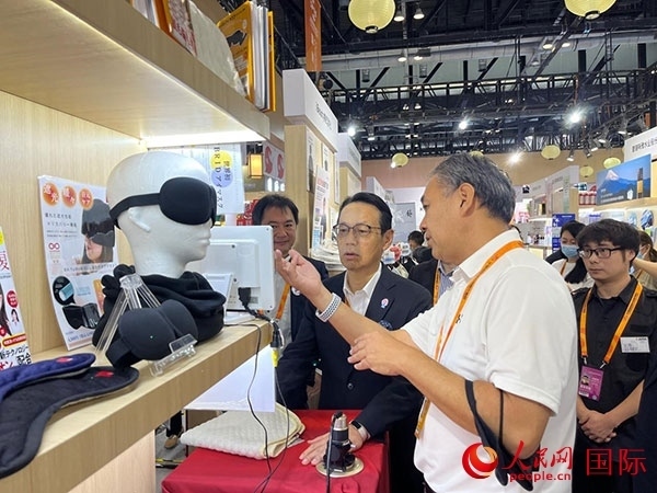 日本駐華大使金杉憲治（左二）參觀2024年服貿(mào)會日本館。人民網(wǎng)記者 盛楚宜攝