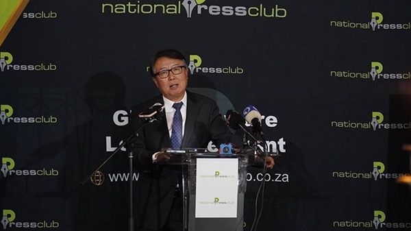 駐南非大使吳鵬出席中國駐南非使館同南國家新聞俱樂部聯(lián)合舉辦的中非合作論壇峰會成果宣介會并發(fā)表主旨講話。人民網(wǎng) 劉暢攝