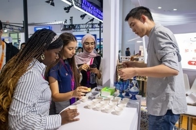 觀眾正在品嘗伊朗的藏紅花茶。人民網(wǎng)記者 翁奇羽攝