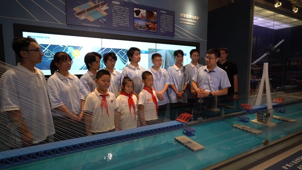 哈爾濱工業(yè)大學交通學院教師李順龍在中國橋梁博物館進行課程思政與橋梁科普。新華社發(fā)（張潤 攝）