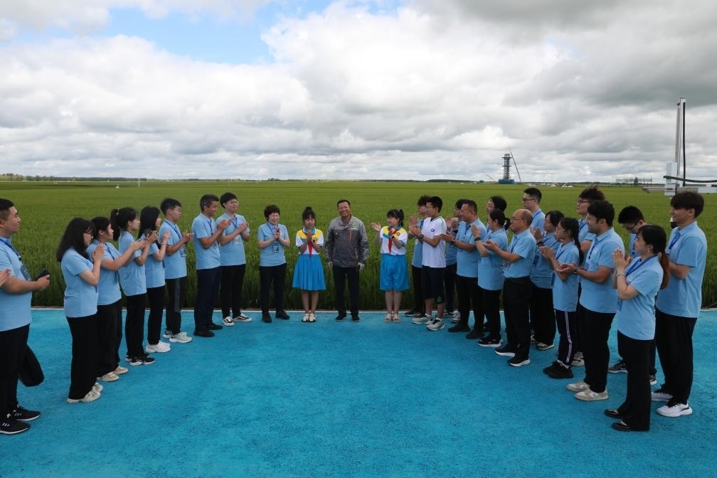 哈爾濱工業(yè)大學邀請農(nóng)業(yè)專家周德華為學生講授水稻種植的故事。新華社發(fā)