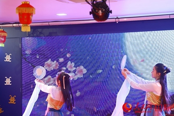 巴西華僑華人表演舞蹈《千里共嬋娟》。人民網(wǎng)記者 陳海琪攝