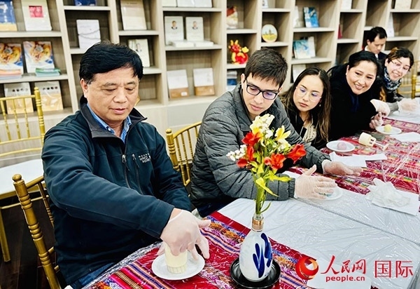 前來參加活動的利馬居民共同制作冰皮月餅。人民網(wǎng)記者 宋亦然攝