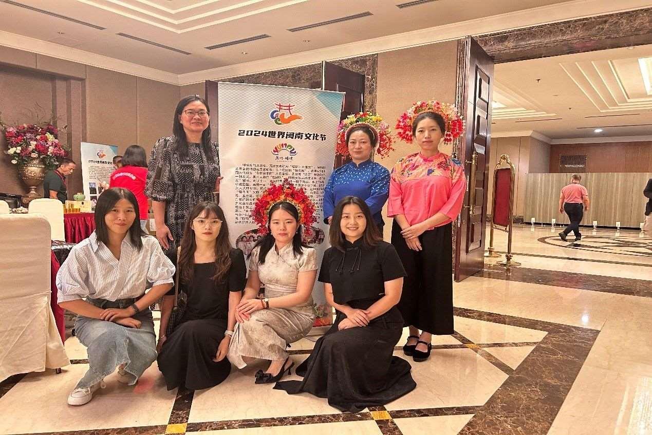 阿拉扎大學(xué)孔子學(xué)院老師和簪花圍傳承人合影。阿拉扎大學(xué)孔子學(xué)院供圖