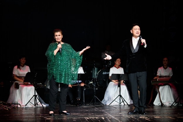 中羅歌唱家合唱《摩爾多瓦的玫瑰》。傅永山 攝