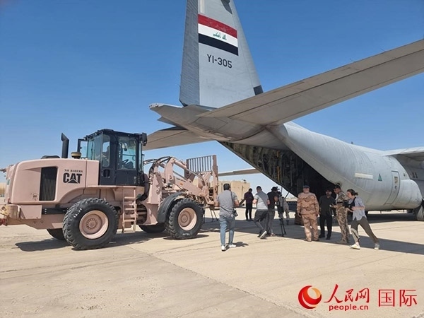 圖為伊拉克正在裝運(yùn)救援物資。人民網(wǎng) 伊納斯攝