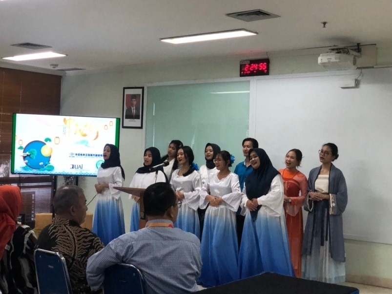 阿拉扎大學(xué)中文系學(xué)生演唱中文歌曲?；顒?dòng)主辦方供圖